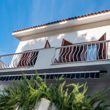 Luxury On The With Sunny Garden, Parking