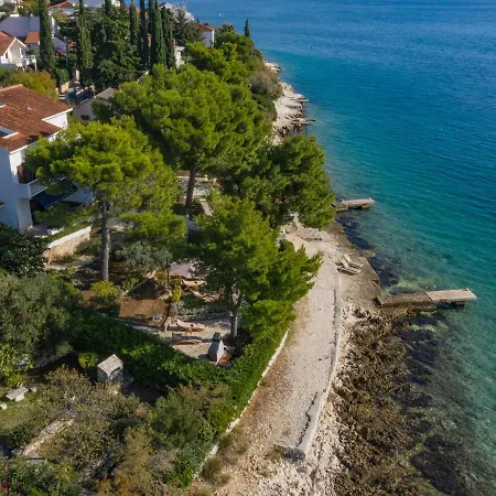 Вилла Luxury On The With Sunny Garden, Parking