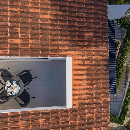 Luxury On The With Sunny Garden, Parking