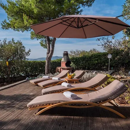 Luxury On The With Sunny Garden, Parking